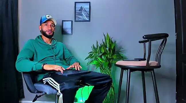 Snapshot of Damian_022 chatting on March 19, 2025, 12:12 pm Damian 022 online show from March 19, 2025, 12:12 pm