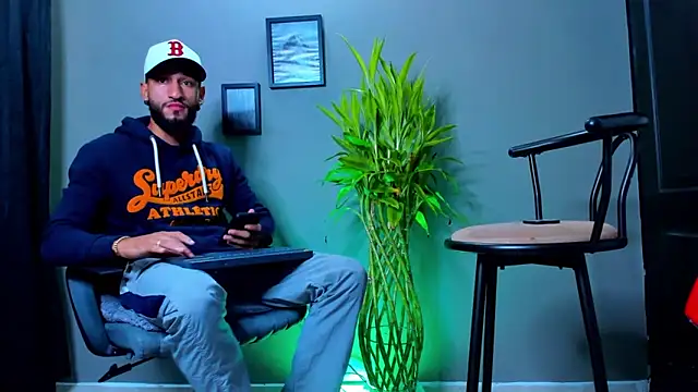 Snapshot of Damian_022 chatting on October 6, 2025, 12:02 pm Damian 022 online show from October 6, 2025, 12:02 pm