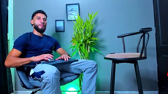 Snapshot of Damian_022 chatting on October 7, 2025, 1:36 am Damian 022 online show from October 7, 2025, 1:36 am