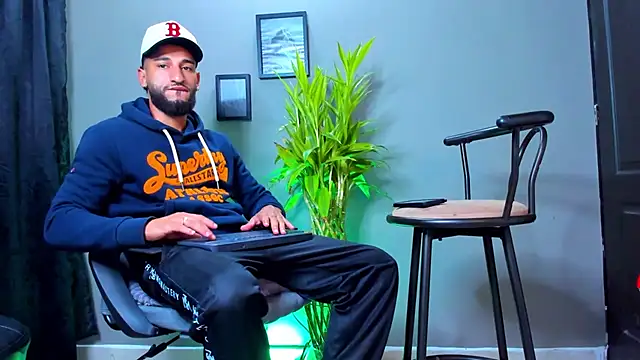 Snapshot of Damian_022 chatting on October 8, 2025, 10:57 am Damian 022 online show from October 8, 2025, 10:57 am