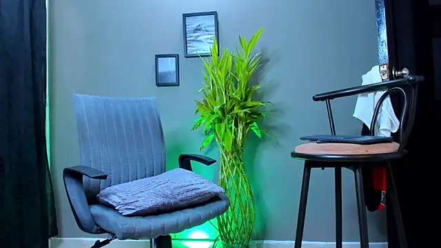 Snapshot of Damian_022 chatting on October 10, 2025, 7:13 pm Damian 022 online show from October 10, 2025, 7:13 pm