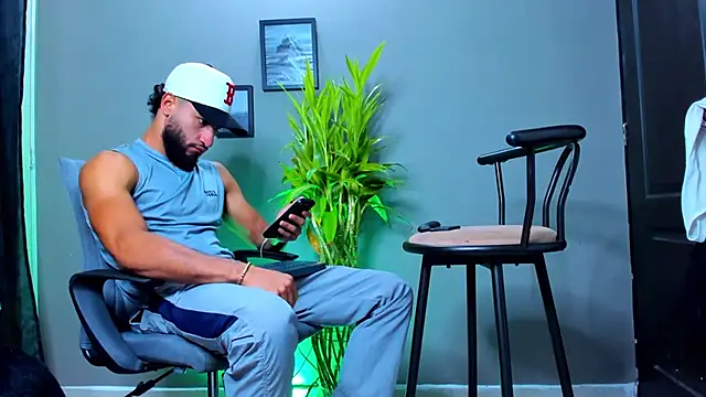 Snapshot of Damian_022 chatting on October 17, 2025, 11:57 am Damian 022 online show from October 17, 2025, 11:57 am