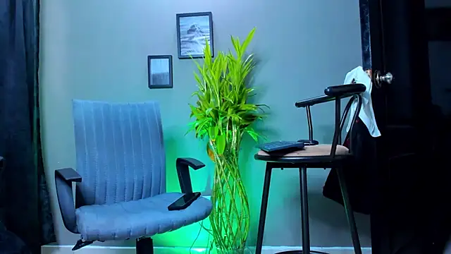 Snapshot of Damian_022 chatting on October 19, 2025, 2:18 pm Damian 022 online show from October 19, 2025, 2:18 pm