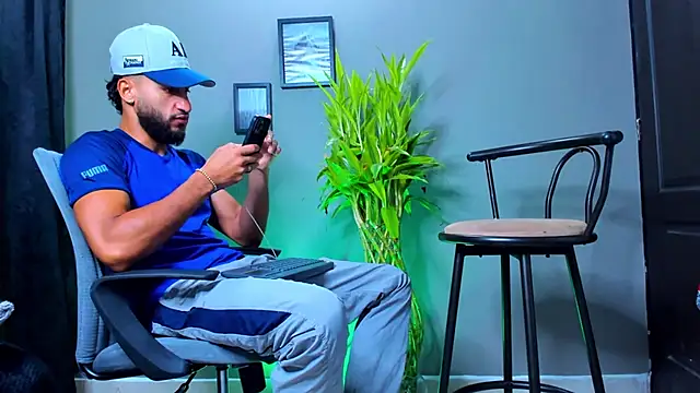 Snapshot of Damian_022 chatting on October 22, 2025, 12:05 pm Damian 022 online show from October 22, 2025, 12:05 pm