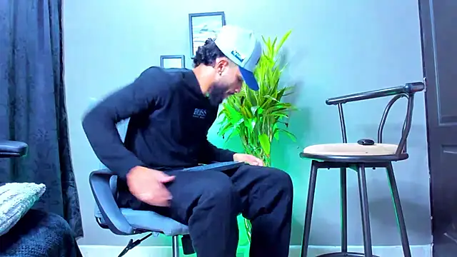 Snapshot of Damian_022 chatting on October 24, 2025, 2:13 pm Damian 022 online show from October 24, 2025, 2:13 pm