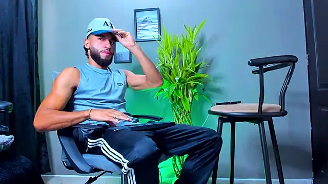 Snapshot of Damian_022 chatting on October 25, 2025, 2:13 pm Damian 022 online show from October 25, 2025, 2:13 pm