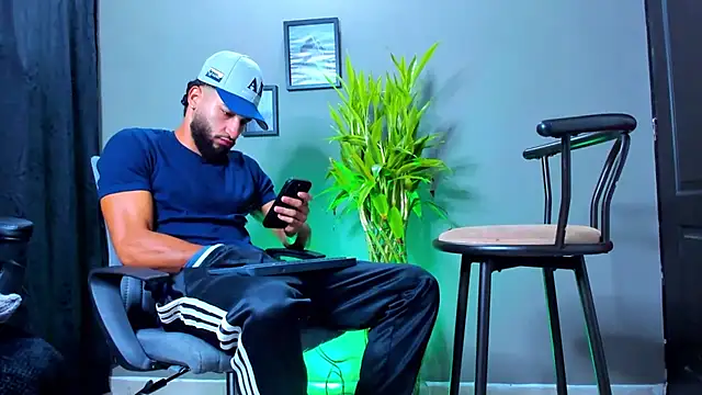 Snapshot of Damian_022 chatting on October 27, 2025, 12:09 pm Damian 022 online show from October 27, 2025, 12:09 pm