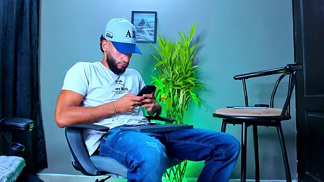 Snapshot of Damian_022 chatting on November 10, 2025, 11:09 am Damian 022 online show from November 10, 2025, 11:09 am