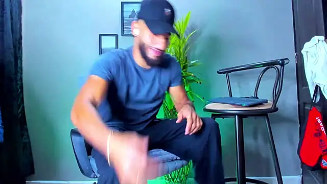 Snapshot of Damian_022 chatting on January 11, 2026, 6:13 pm Damian 022 online show from January 11, 2026, 6:13 pm