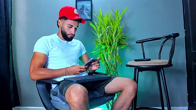 Snapshot of Damian_022 chatting on February 1, 2026, 2:48 pm Damian 022 online show from February 1, 2026, 2:48 pm