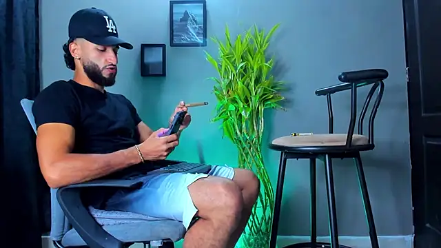 Snapshot of Damian_022 chatting on February 24, 2026, 4:32 am Damian 022 online show from February 24, 2026, 4:32 am