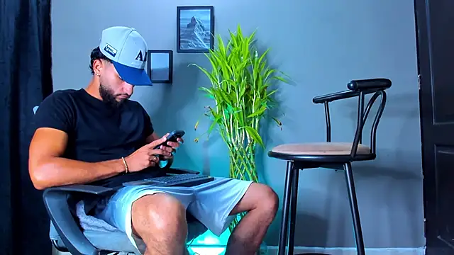 Snapshot of Damian_022 chatting on March 30, 2026, 2:29 pm Damian 022 online show from March 30, 2026, 2:29 pm