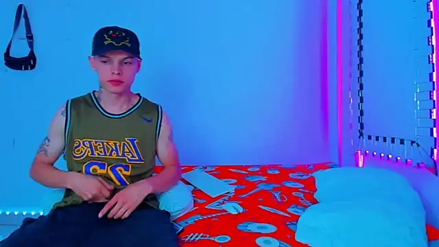 HOT boy2025 online show from December 17, 2024, 11:05 pm