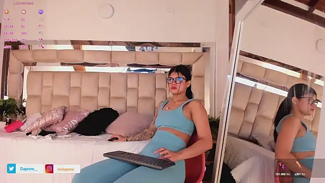 Dapnne  online show from October 15, 2025, 12:38 pm