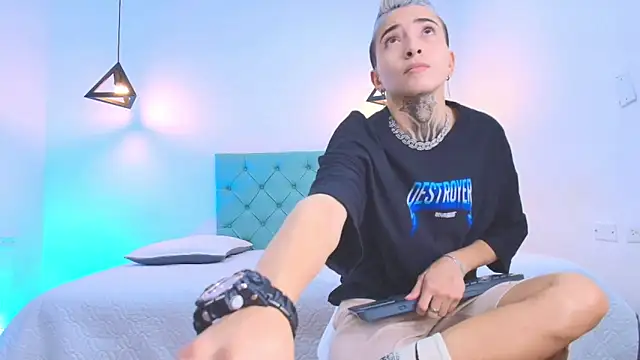 Tinny and Candy online show from March 7, 2025, 1:07 pm