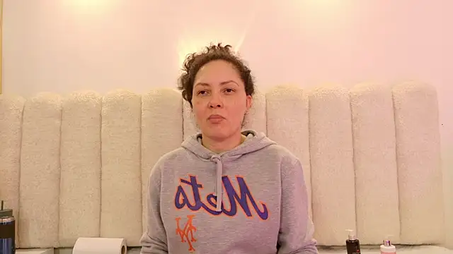 Snapshot of Juliabadlee chatting on March 24, 2026, 11:32 pm Juliabadlee online show from March 24, 2026, 11:32 pm