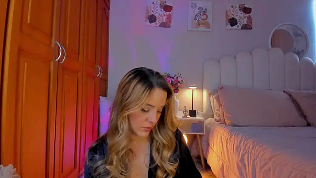 martinaaricci online show from April 4, 2026, 7:44 pm