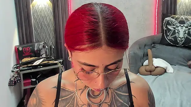 selene red  online show from February 11, 2025, 7:38 pm