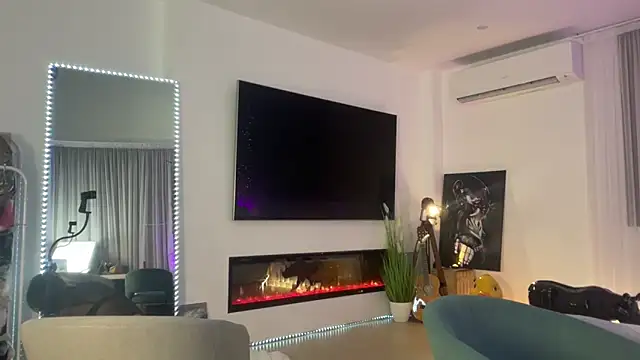 Snapshot of Mika_Miller chatting on November 11, 2025, 12:21 am Mika Miller online show from November 11, 2025, 12:21 am