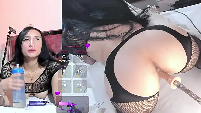 Snapshot of lili_moonn chatting on October 2, 2025, 11:17 am lili moonn online show from October 2, 2025, 11:17 am