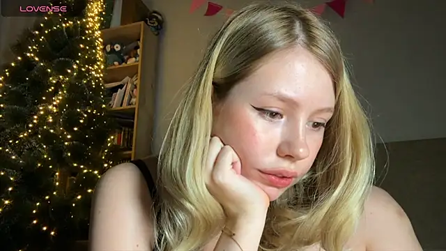 HoneyAudrey online show from December 19, 2024, 3:07 am