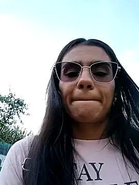 Leslly  online show from April 22, 2026, 1:23 pm