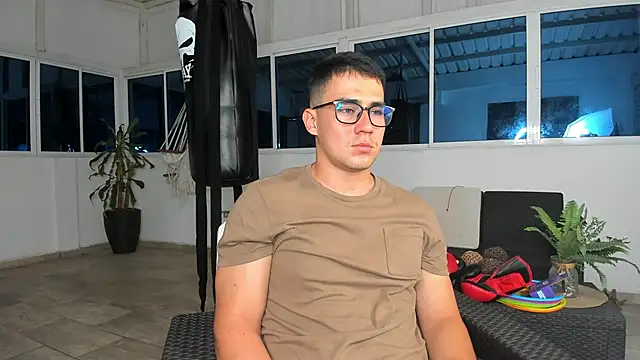 Snapshot of owengray2n chatting on December 16, 2024, 12:37 am owengray2n online show from December 16, 2024, 12:37 am