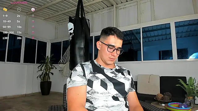 Snapshot of owengray2n chatting on December 31, 2024, 12:54 am owengray2n online show from December 31, 2024, 12:54 am