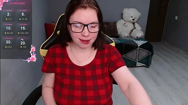 Emily Amorre online show from November 10, 2025, 7:24 pm