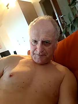 Snapshot of Milkasahne64 chatting on October 3, 2025, 6:43 am Milkasahne64 online show from October 3, 2025, 6:43 am