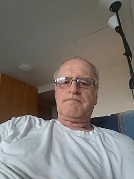 Snapshot of Milkasahne64 chatting on October 10, 2025, 8:57 am Milkasahne64 online show from October 10, 2025, 8:57 am