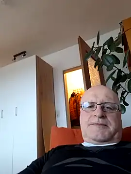 Snapshot of Milkasahne64 chatting on January 9, 2026, 12:52 pm Milkasahne64 online show from January 9, 2026, 12:52 pm