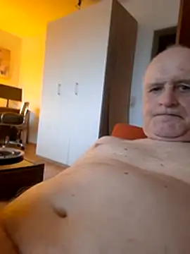 Snapshot of Milkasahne64 chatting on February 6, 2026, 7:23 am Milkasahne64 online show from February 6, 2026, 7:23 am