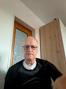 Snapshot of Milkasahne64 chatting on February 9, 2026, 3:05 pm Milkasahne64 online show from February 9, 2026, 3:05 pm