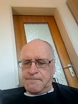 Snapshot of Milkasahne64 chatting on February 12, 2026, 10:21 am Milkasahne64 online show from February 12, 2026, 10:21 am