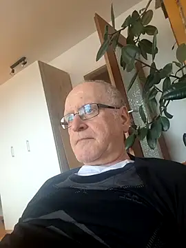 Snapshot of Milkasahne64 chatting on February 13, 2026, 9:05 am Milkasahne64 online show from February 13, 2026, 9:05 am