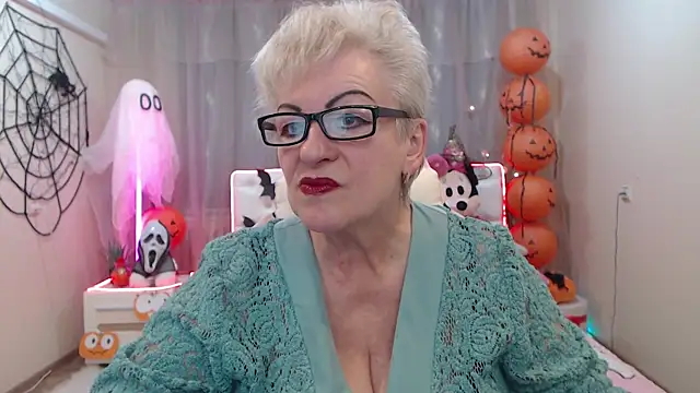 KayleSmoll online show from October 18, 2025, 6:19 pm