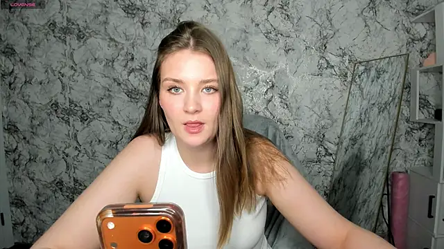 DeniRicchii online show from April 27, 2026, 7:23 pm