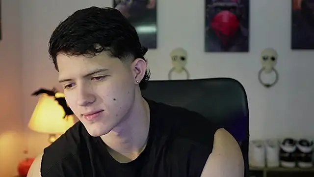 Snapshot of Hazzan_Velez chatting on November 7, 2025, 10:21 pm Hazzan Velez online show from November 7, 2025, 10:21 pm