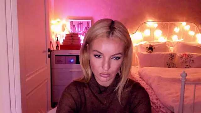 Snapshot of aestetick chatting on November 6, 2025, 12:39 pm aestetick online show from November 6, 2025, 12:39 pm