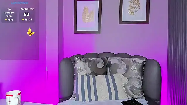 Nahiajhonson  online show from November 1, 2025, 1:02 pm