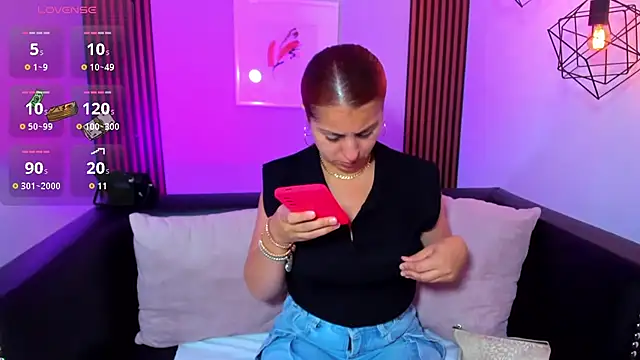 Nahiajhonson  online show from March 12, 2026, 12:44 pm