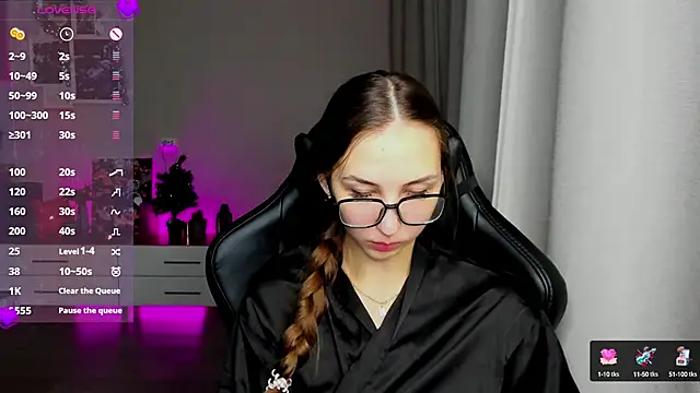 Snapshot of Sm0ly chatting on December 18, 2024, 2:21 am Sm0ly online show from December 18, 2024, 2:21 am