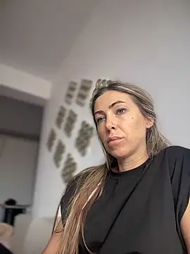 RaquelleDevon online show from April 8, 2026, 9:31 am