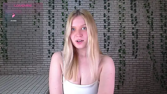 EmiliaDuchess online show from October 11, 2025, 11:42 am