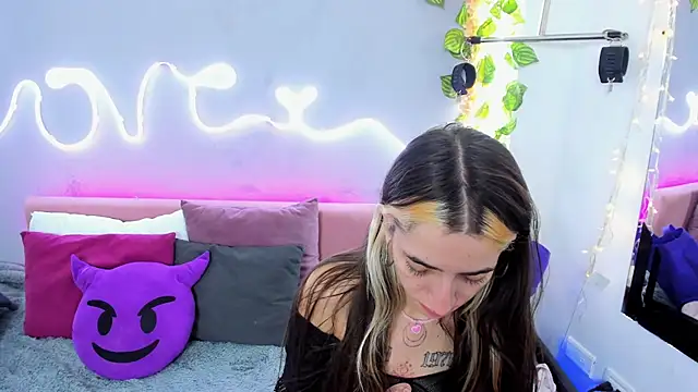 YouliteSllut2 online show from March 5, 2025, 8:10 pm