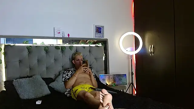 parejacaliente20154 online show from December 16, 2024, 12:06 pm