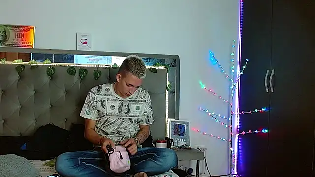 parejacaliente20154 online show from December 31, 2024, 12:15 pm