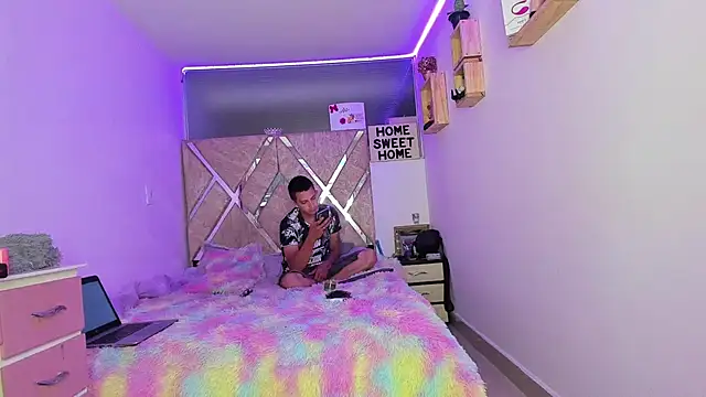 parejacaliente20154 online show from March 25, 2026, 11:05 am