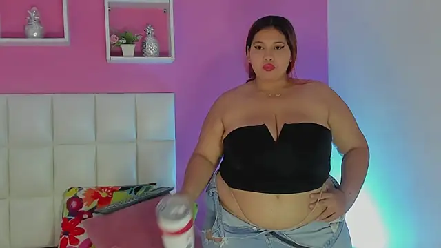 Alanna hot3 online show from June 5, 2026, 7:41 pm